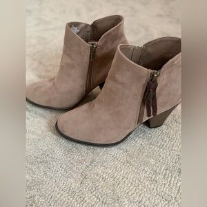 MIA Montgomery Taupe Ankle Booties Cone Heel Feather Charm Size 9